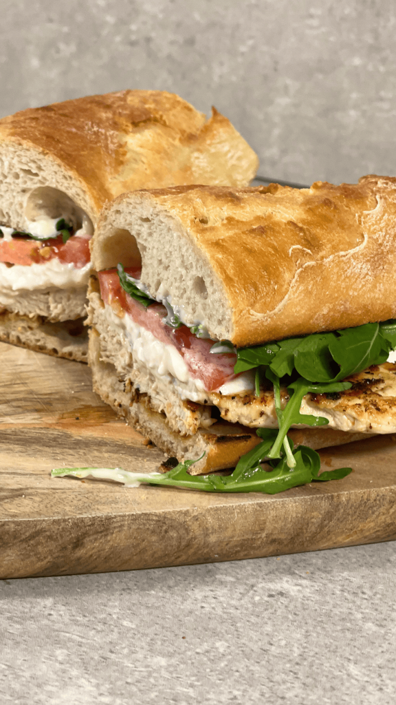 Das Bild zeigt ein selbstgemachtes Buratta Chicken Sandwich.