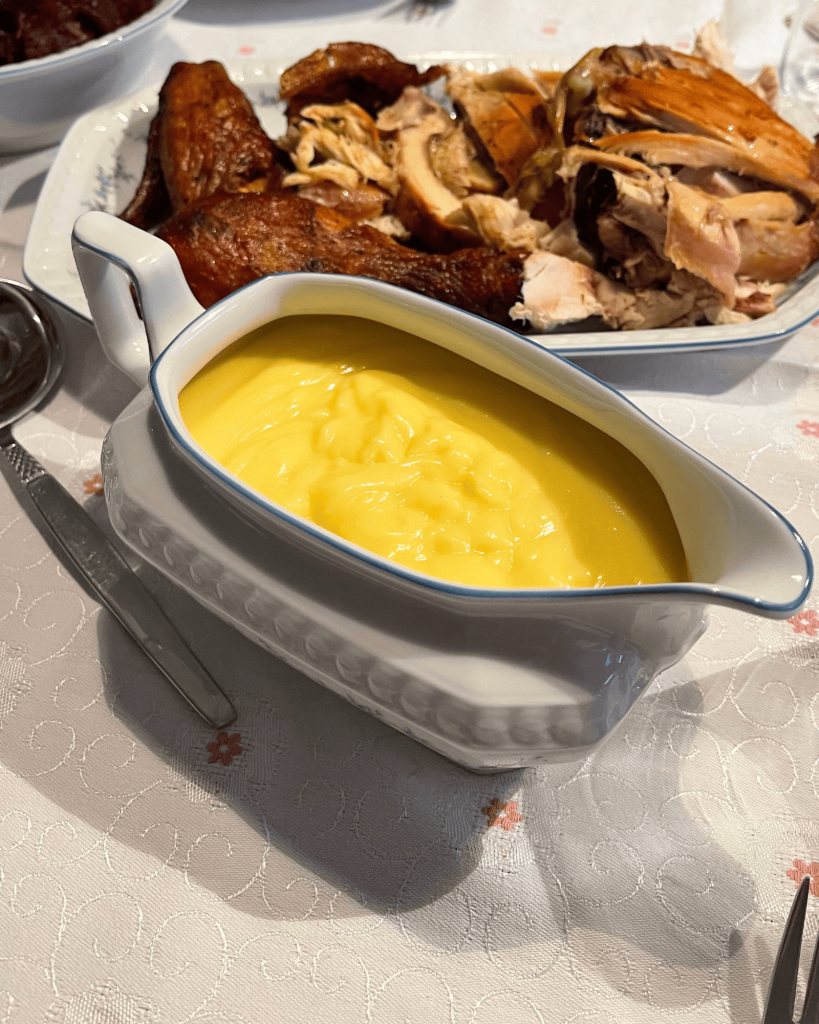 Das Bild zeigt einen leckere Gold Gelbe Soße Hollandaise.
