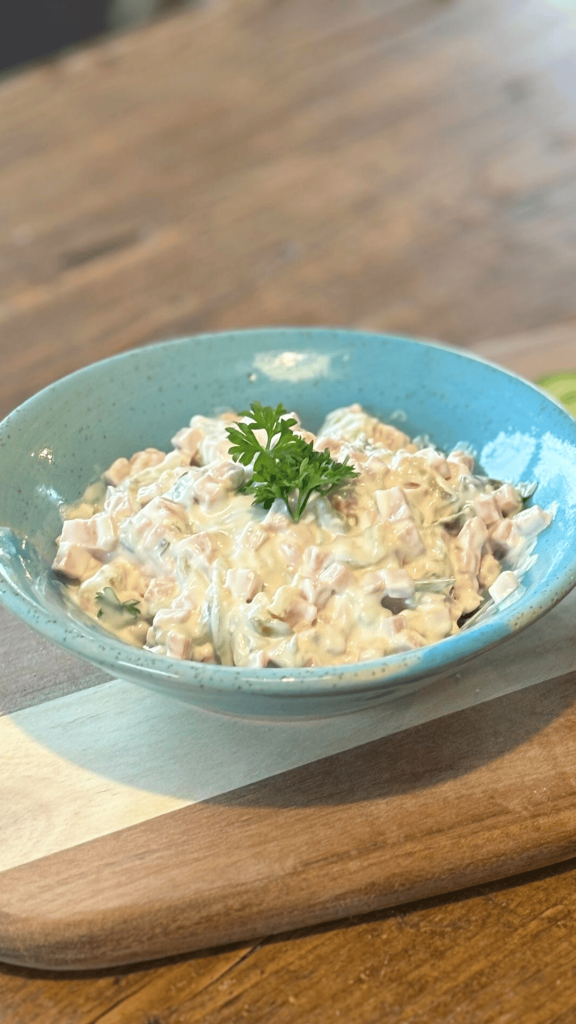 Das Bild zeigt einen selbst gemachten Fleischsalat.