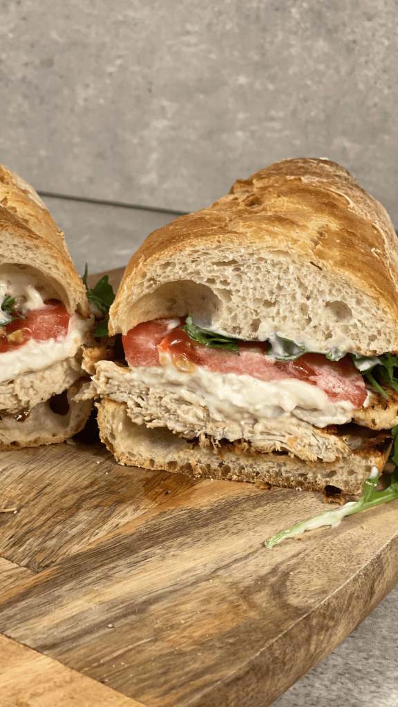 Auf dem Bild ist ein leckeres Burana Sandwich mit Chicken.