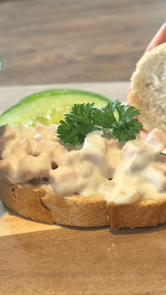 Das Bild zeigt ein Brot mit Fleischsalat.