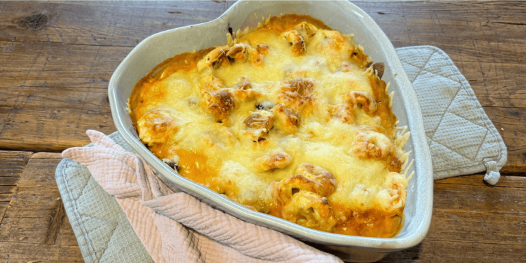 Cremige Ofentortellini mit Käse in Sahnesoße