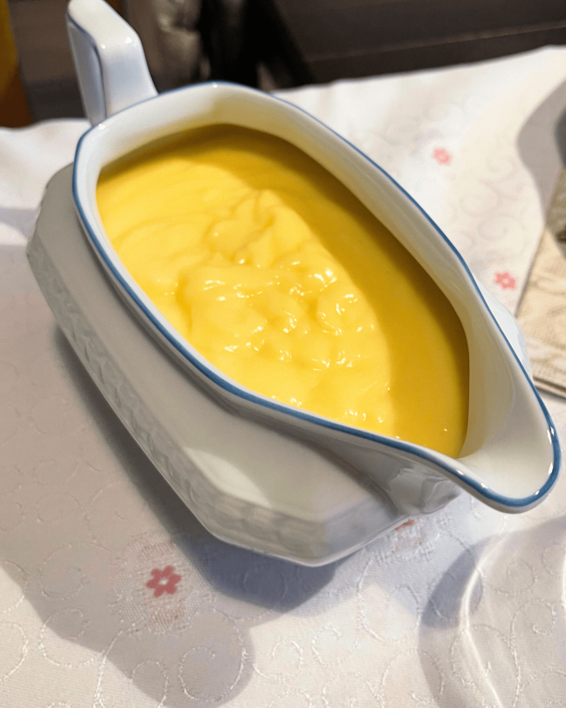 Cremige gold gelbe Soße Hollandaise in einer Sauciere.