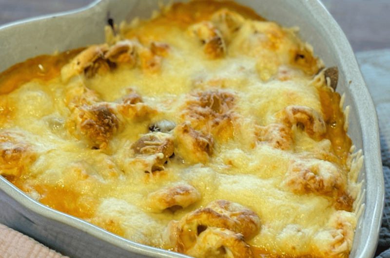 Cremige Ofentortellini mit Käse in Sahnesoße