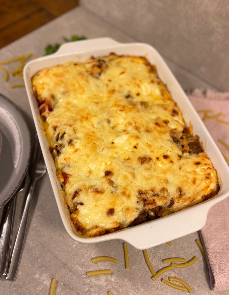 Frisch gebackener Makkaroni Hackfleisch Auflauf – perfekt serviert.
