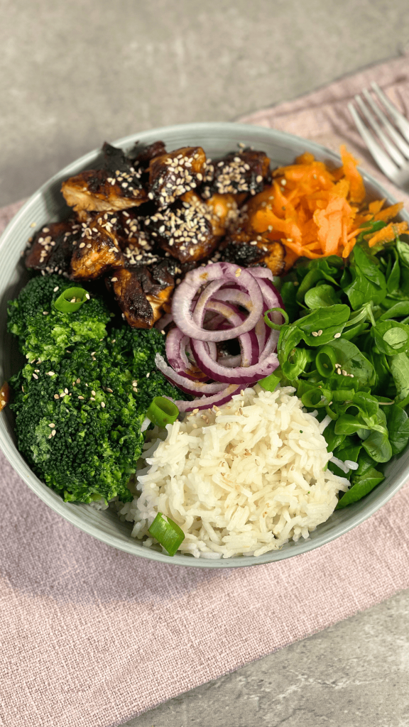 Das Bild zeigt eine selbst gemachte Chicken Bowl.