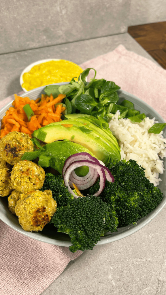 Auf dem Bild ist eine leckere Falafel Bowl mit Gemüse zusehen.
