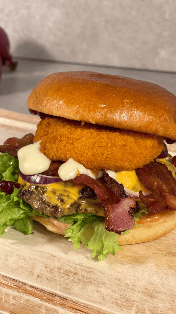 Das Bild zeigt einen selbst gemachten Camembert Burger.