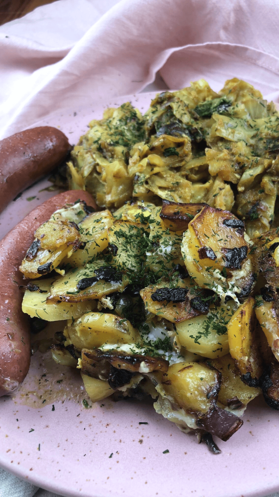 Leckerer Spitzkohl mit Kohlwurst.
