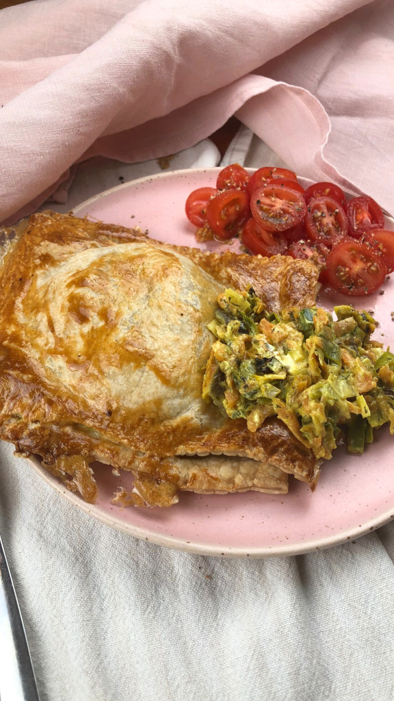Das Bild zeigt selbstgemachte Blätterteigtaschen mit Gemüse und Käse.