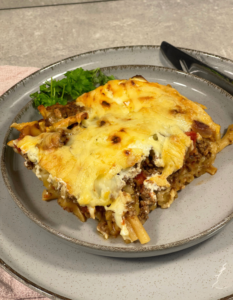 erzhafter Auflauf aus Makkaroni, Hackfleisch und geschmolzenem Käse.