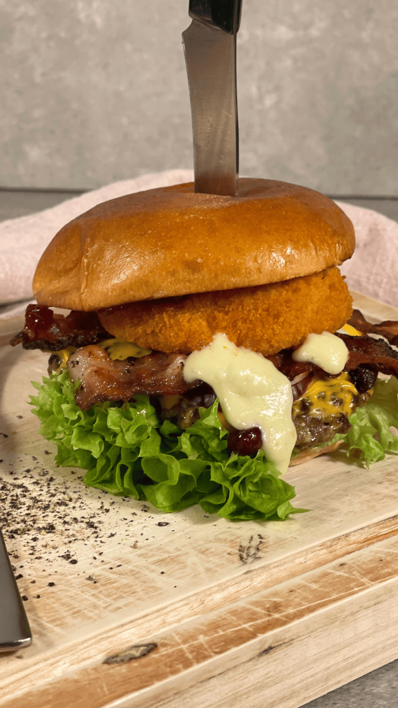 Ein leckerer Burger mit Camembert und Preiselbeeren.