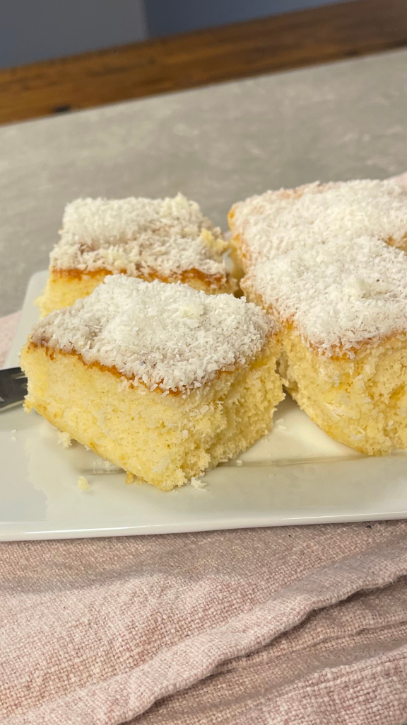 Buttermilchkuchen mit Kokosflocken.