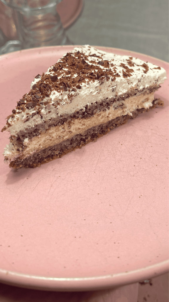 Das Bild zeigt einen leckeren Mandelkuchen mit cremiger Füllung.