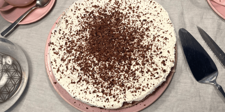 Cremiger Mandelkuchen mit Marzipan und Sahnefüllung