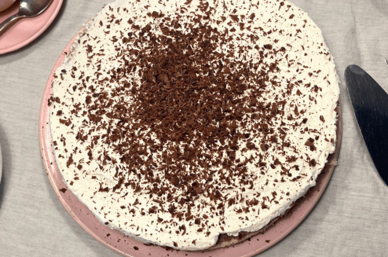 Cremiger Mandelkuchen mit Marzipan und Sahnefüllung