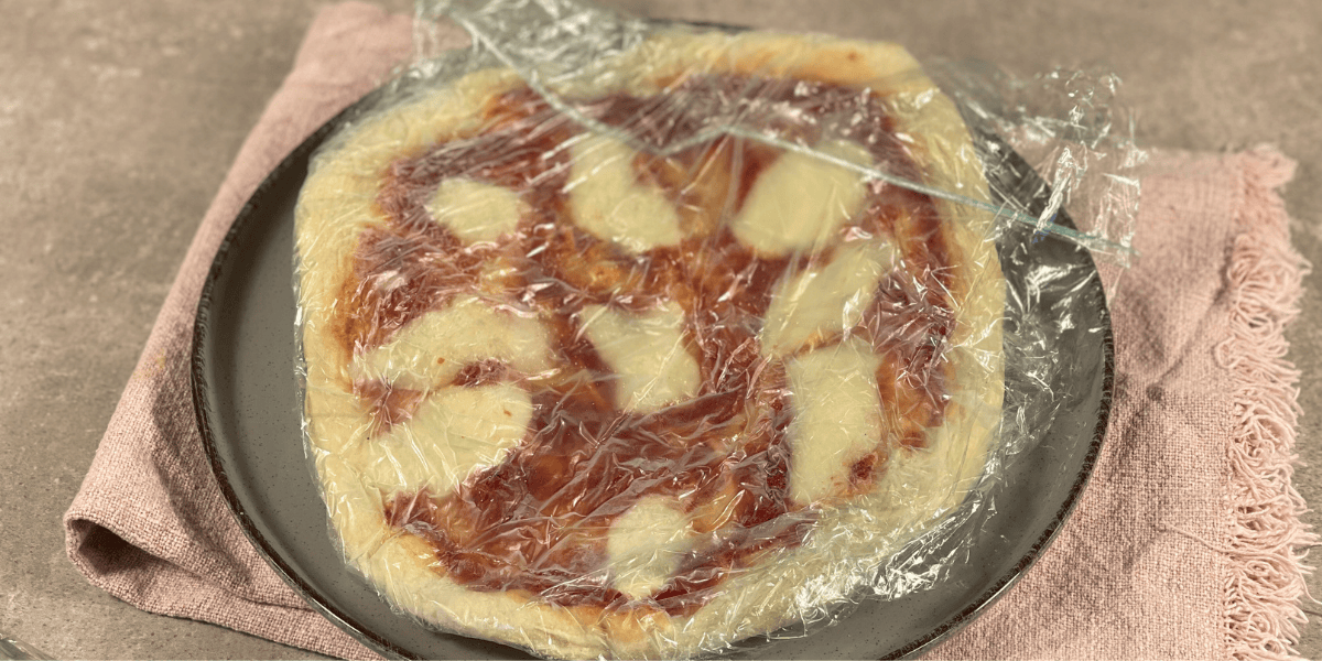 Das Bild zeigt einen selbstgemachte eingefrorene Pizza auf einem Teller.