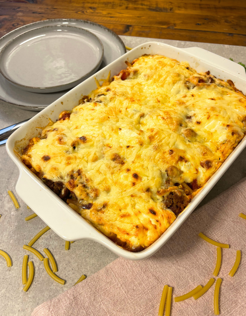 Cremiger Makkaroni Hackfleisch Auflauf mit goldbraunem Käse überbacken.