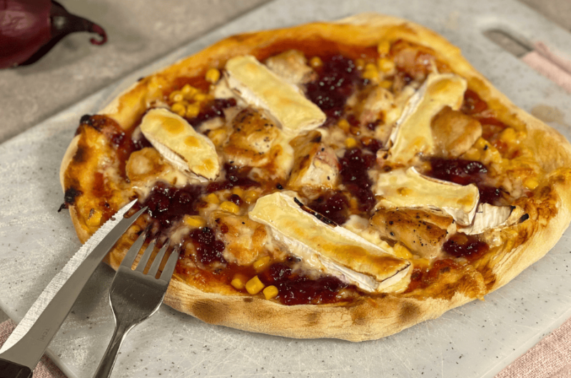 Pizza mit Hähnchen, Camembert und Preiselbeeren – Eine überraschende Geschmacksexplosion