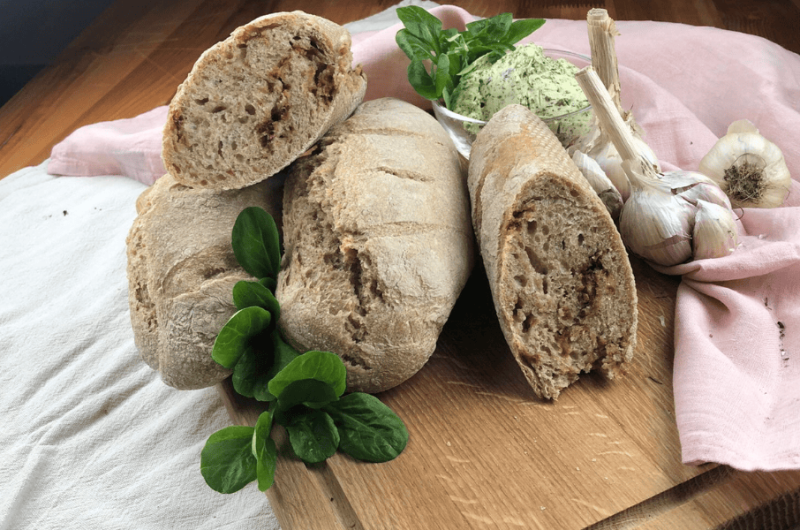 Das beste Zwiebelbaguette aller Zeiten: Knusprig, würzig und super einfach!