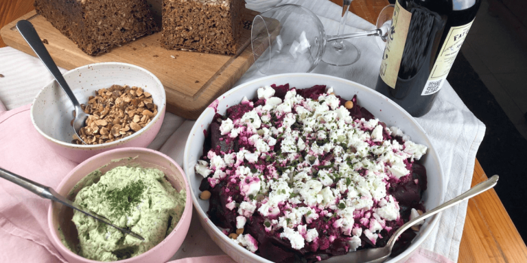 So lecker: Rote-Beete-Salat mit Feta und Nüssen!