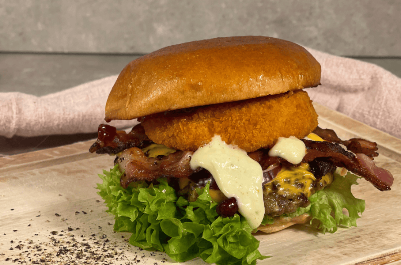 Camembert-Burger mit Preiselbeeren: Die perfekte Mischung aus Herzhaft und Süß