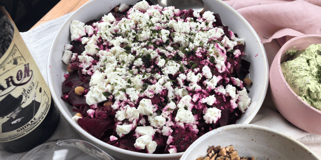 Rote-Bete-Salat mit Feta-Käse.
