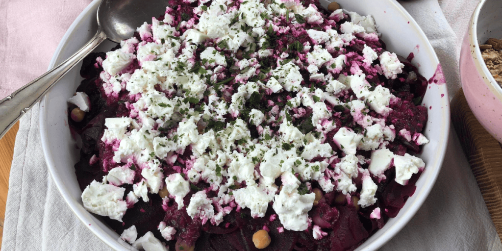 Das Bild zeigt einen leckeren und einfachen selbstgemachten Rote-Bete-Salat mit Feta-Käse.  