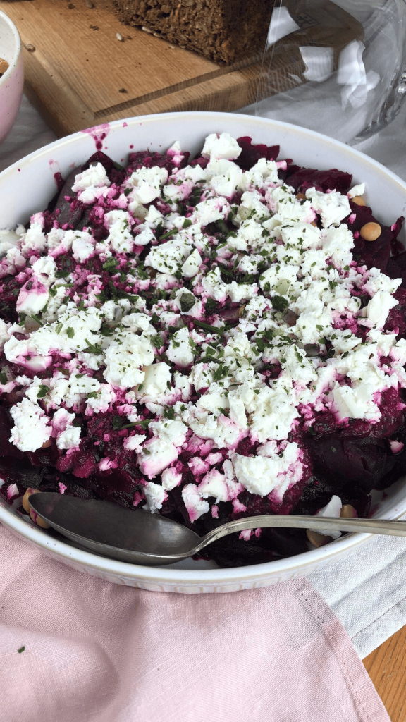 Das Bild zeigt einen selbstgemachten Rote-Bete-Salat mit Feta-Käse.  