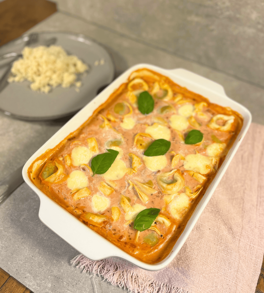 Ein cremiger Tortellini Auflauf mit cremig roter Tomaten.Sahne-Soße. Serviert mit Mozzarella.