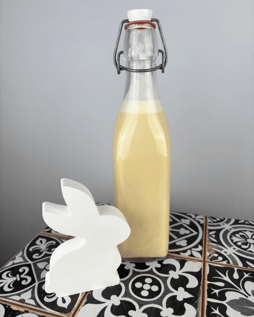 Selbstgemachter weißer Mandellikör in einer Flasche.