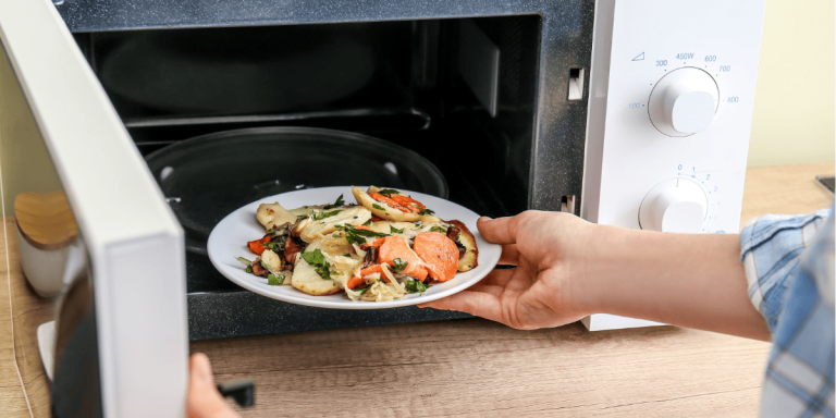Alufolie in der Mikrowelle – der gefährliche Fehler, den du unbedingt vermeiden solltest!