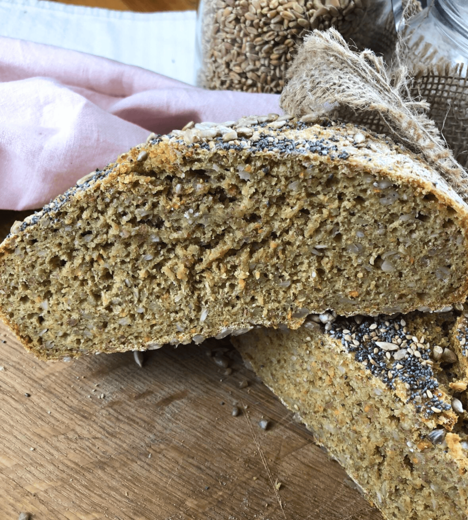 Das Bild zeigt ein selbstgebackenes Möhrenbrot welches aufgeschnitten ist.