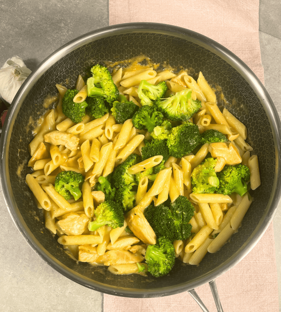 Eine Pfanne mit leckerer Hähnchen-Brokkoli-Pasta.