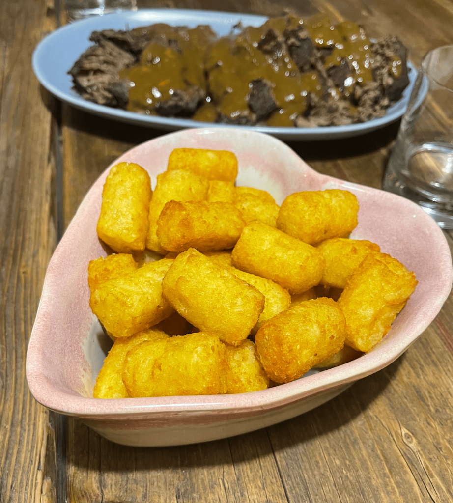 Knusprige, goldbraune Kroketten in einer herzförmigen Schüssel, frisch aus der Heißluftfritteuse.