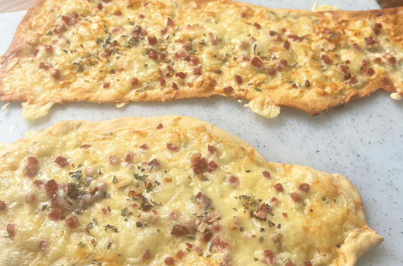 Flammkuchen Rezept – knusprig, herzhaft & einfach lecker!