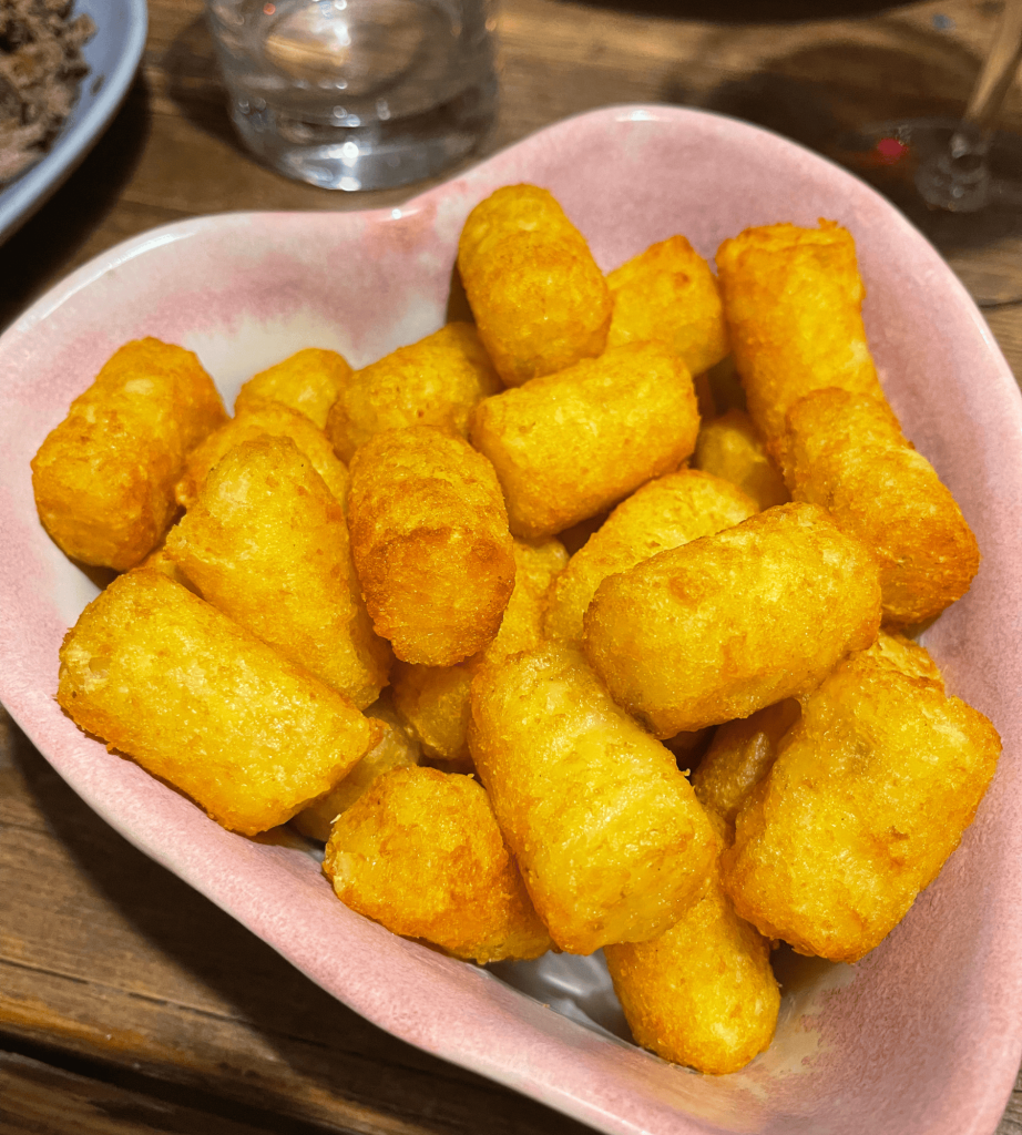 Goldbraune Kroketten, perfekt knusprig, in einer Schüssel, bereit zum Genießen.