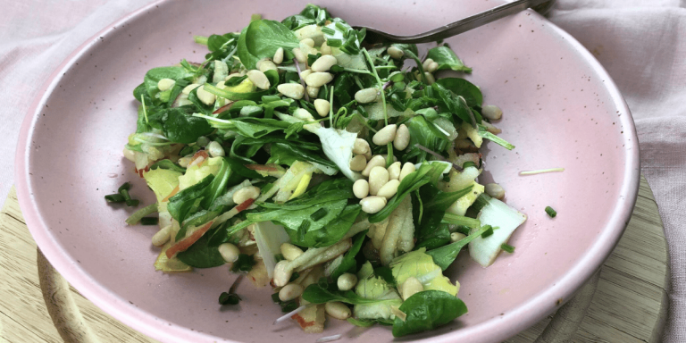 Feldsalat mit Apfel, Parmesan und Pinienkernen