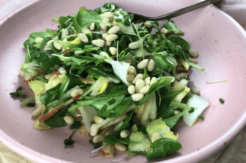 Feldsalat mit Apfel, Parmesan und Pinienkernen