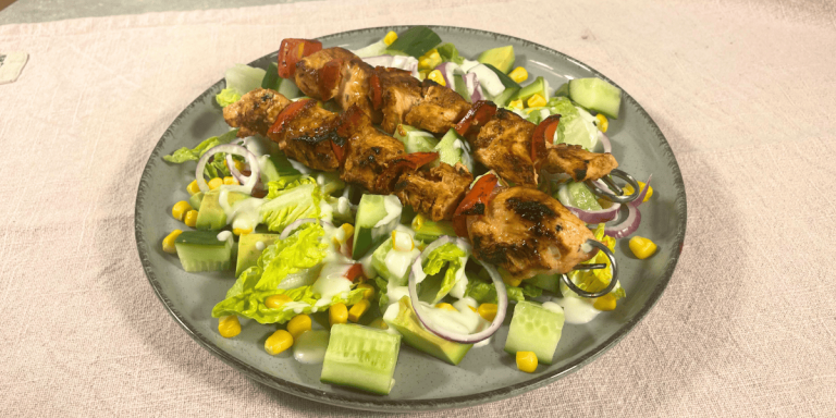 Saftige Hähnchenspieße mit frischem Salat – einfach & unglaublich lecker!