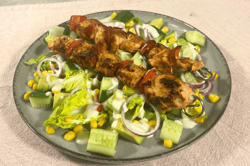 Saftige Hähnchenspieße mit frischem Salat – einfach & unglaublich lecker!