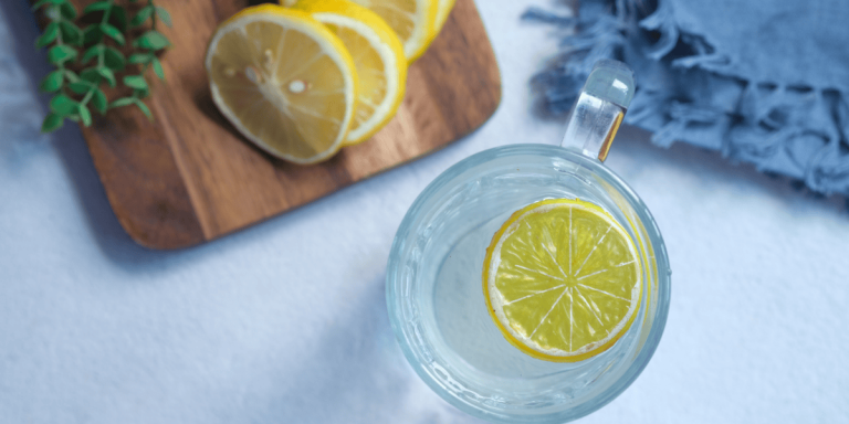 Zitronenwasser am Morgen: Das passiert wirklich mit deinem Körper