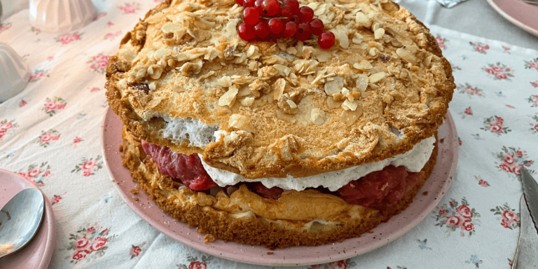 Rhabarbertorte mit Sahne ganz einfach – fruchtig, cremig & super lecker!