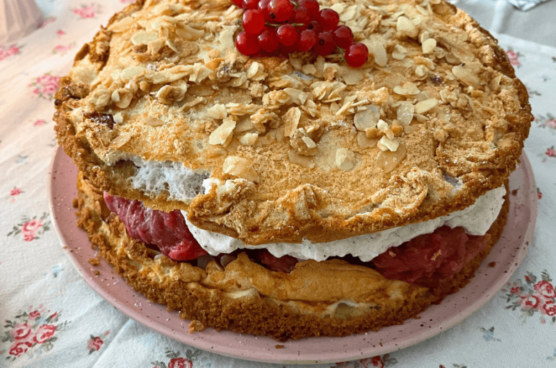 Rhabarbertorte ganz einfach – fruchtig, cremig & super lecker!
